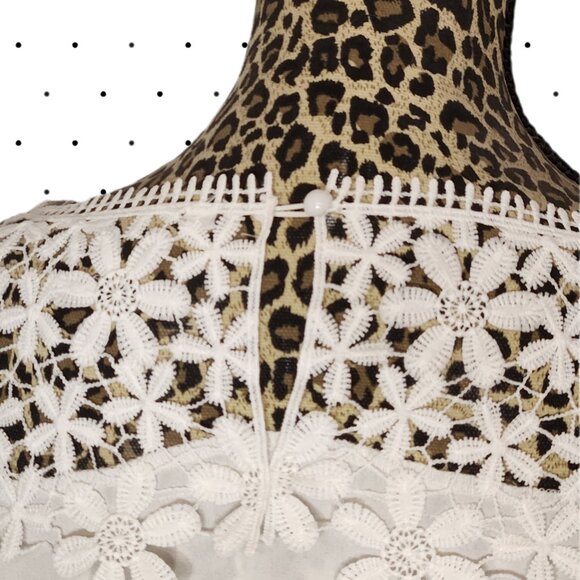 White Blouse with flower detail and wrist ties SIZE XL - Picture 6 of 6